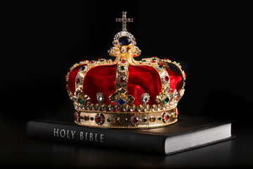 A Gold Crown with Red Velevet on a Bible - obrazy, fototapety, plakaty