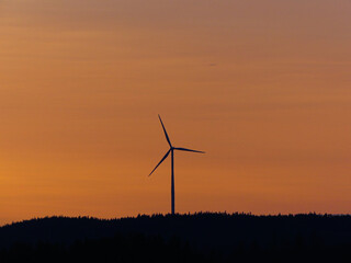 Obraz premium wind turbine at sunset