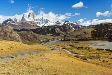 Fotobehang Road to El Chalten and panorama with Fitz Roy mountain at Los Glaciares National Park © Fyle
