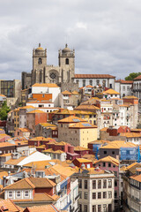Fototapeta premium The Porto Cathedral and traditional tile roofs.