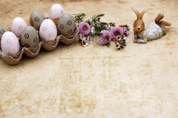 Osterhintergrund: Ostereier mit Blumen  mit Platz für Text.	