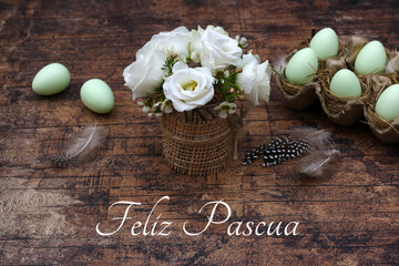Tarjeta de felicitación Felices Pascuas: ramo de flores con huevos de Pascua sobre un fondo de...