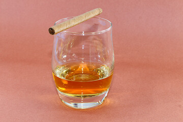Cigare et Whisky sur fond coloré