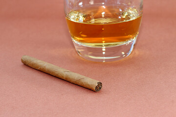 Cigare et Whisky sur fond color&eacute;