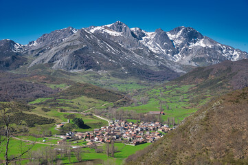 Fototapeta na wymiar Acebedo village, Montaña de Riaño y Mampodre Regional Park, Leon province, Spain