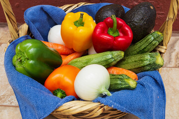 Colorida variedad de vegetales frescos en una canasta