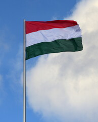 Im Wind wehende Flagge Ungarns