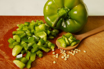 Aromas y sabores naturales: Pimiento verde recién cortado sobre tabla de madera