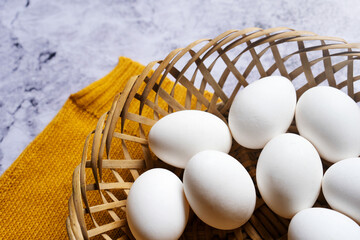 La belleza de la simplicidad: Huevos frescos y blancos sobre una mesa de mármol