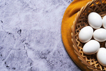 La belleza de la simplicidad: Huevos frescos y blancos sobre una mesa de mármol