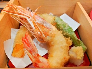 和歌山市駅のキーノにある和食レストラン勘八屋の美味しそうな松花堂ランチの天ぷら盛り合わせアップ