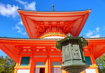 日本の和歌山県の観光地、世界遺産高野山の壇上伽藍の根本大塔と背景の晴れたの青空が美しいの風景（コピースペースあり）