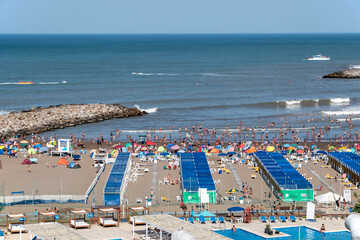 Playa con mar en vacaciones de verano