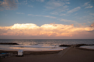 Playa con mar en vacaciones de verano