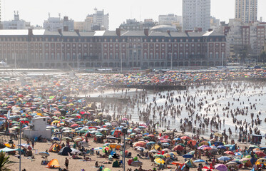 Playa con mar en vacaciones de verano