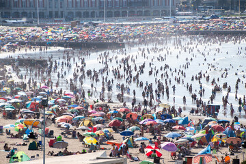Playa con mar en vacaciones de verano