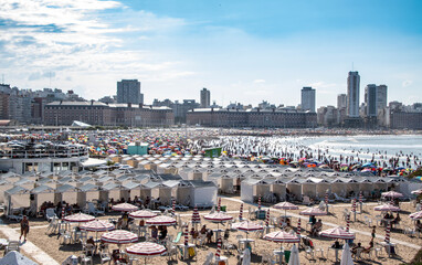 Playa con mar en vacaciones de verano