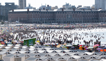 Playa con mar en vacaciones de verano