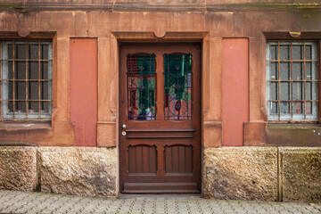 Fassade und Eingang von einem Altbau