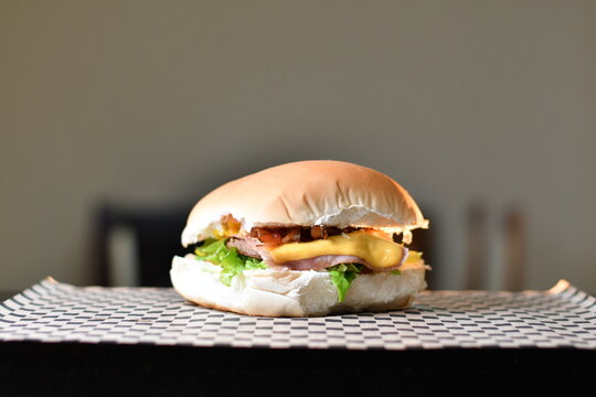 hamb&uacute;rguer artesanal com batatas e salada