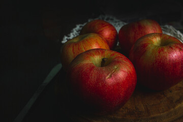 Manzana con corte, estilo Dark FOOD