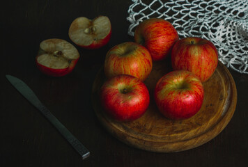 Manzanas maduras, cortadas sobre la mesa, estilo dark food
