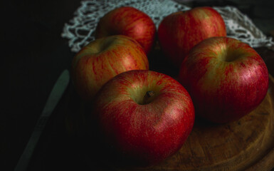 Fotografía de manzanas estilo dark food