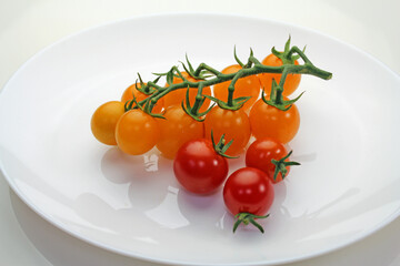 白い皿に盛られたミニトマト