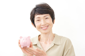 笑顔で貯金箱を持つ中年女性　白背景　カメラ目線