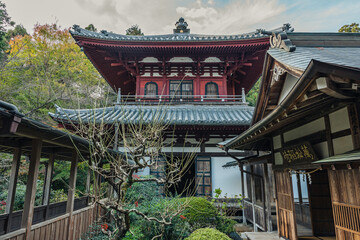 寺と空
