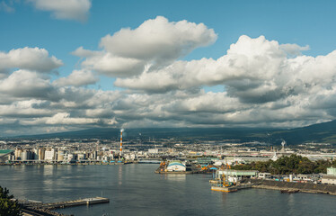 工場と港湾と雲