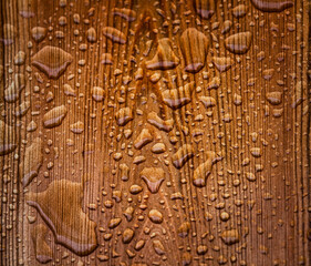 Wassertropfen auf einer Holzplatte