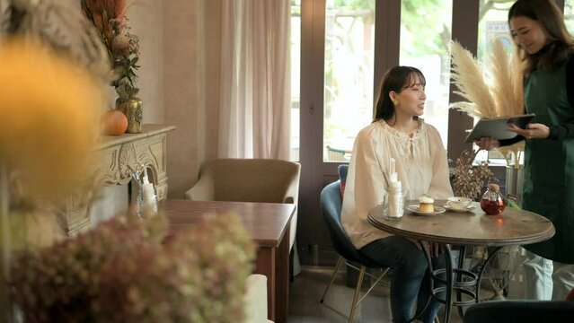 カフェでオーダーをする女性客