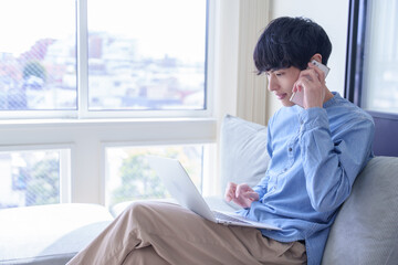 スマートフォンで話すビジネスパーソン