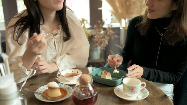 カフェでデザートを食べる女性たち