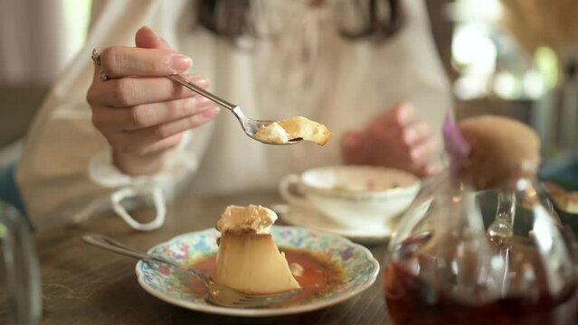 カフェでデザートを食べる女性の手元クローズアップ