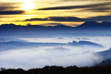 幻想的な朝霧の丘（美瑛町）