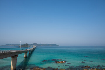 角島大橋を望む　鮮やかな海の色
