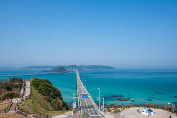 Naklejka premium 角島大橋を望む 鮮やかな海の色