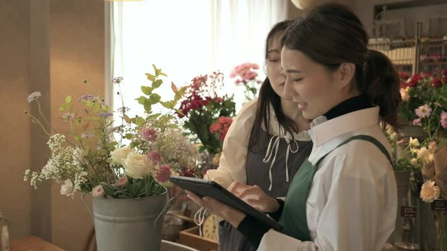花屋を運営する女性店員たち
