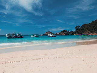 Obraz premium Boats, turquoise water and white sand beach, Redang Island, Malaysia