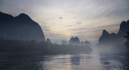 In the morning, take a cruise on the Lijiang River to see the rolling mountains      