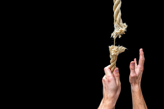 Person h&auml;ngt an einem rei&szlig;enden Seil als Symbol f&uuml;r Risiko