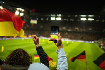 Fans & Zuschauer bei einem Deutschland Fussballspiel - 586465300