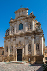 Parroquia de Santa Maria della Provvidenza o delle Alcantarine en la plazoleta Giorgio Baglivi en Lecce, Italia. Fachada sencilla de tres órdenes superpuestos que fue construida en el siglo XVIII.
