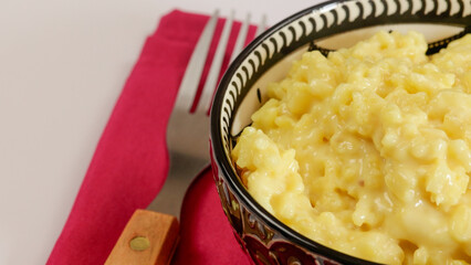 risotto au safran dans un plat en gros plan