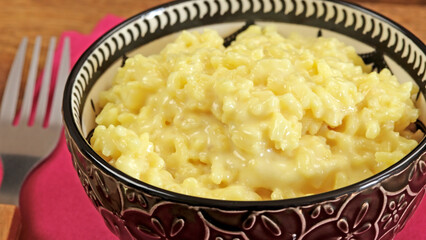 risotto au safran dans un plat en gros plan