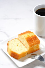 白い皿の上のパウンドケーキとホットコーヒー