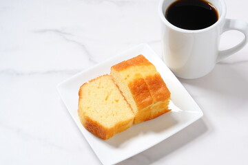白い皿の上のパウンドケーキとホットコーヒー