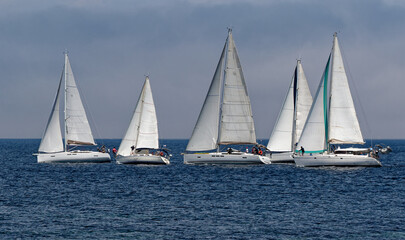 régate de voiliers avec voiles blanches dans une mer calme dans le sud de la France au large de l'île de Porquerolles 